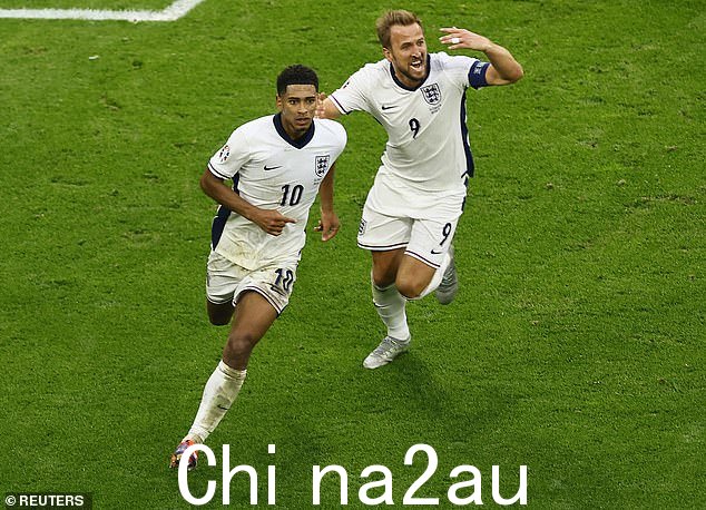 Jude Belllingham(左)最后时刻扳平比分,队长 Harry Kane(右)带领球队以 2-1 获胜