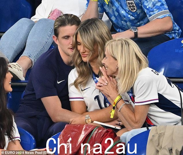 Conor Gallagher 胜利后在看台上拥抱 Eine May Kennedy
