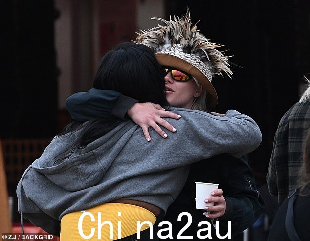 有人看到她在沃西农场的传奇节日期间与朋友一起喝酒