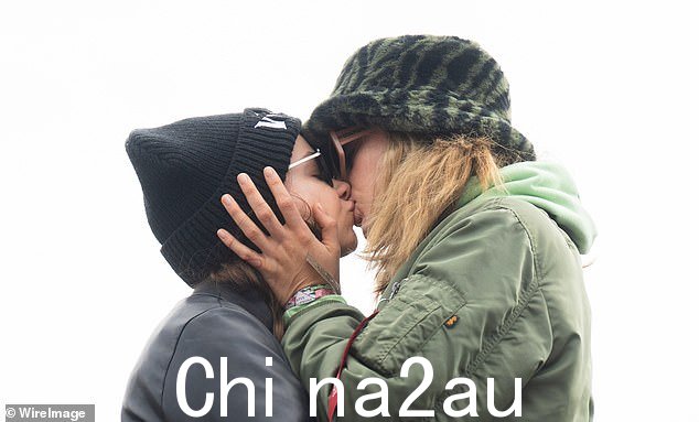 这位歌手与她的女友相得益彰,她戴着黑色墨镜,头戴配套的针织帽,依偎在卡拉身边