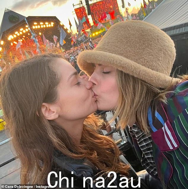本月早些时候,卡拉和明克在 2022 年确认恋情后,一起庆祝了结婚两周年