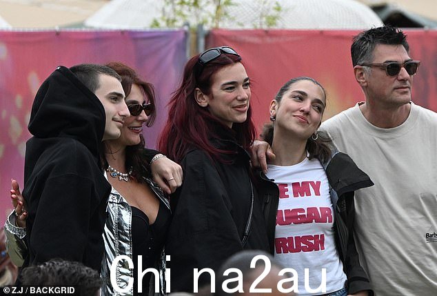 Dua 于周日下午在格拉斯顿伯里与她的父母、兄弟姐妹一起参加