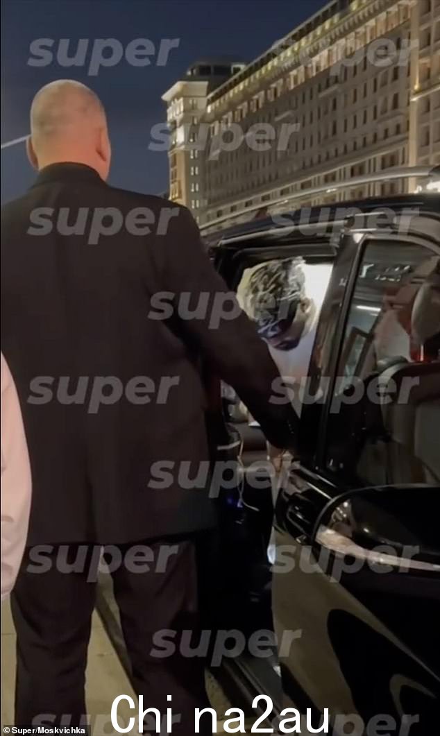 俄罗斯媒体称 Kanye West 已抵达莫斯科。据称他如上图所示