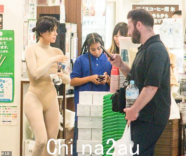 坎耶·韦斯特 (Kanye West) 的妻子比安卡·森索里 (Bianca Censori) 周四在东京购物时,没有理睬她在说唱歌手孩子们面前的着装品味。