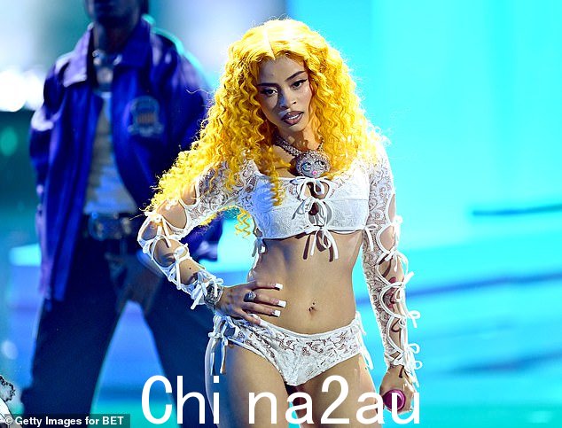 Ice Spice 还登台表演了 Z 世代喜爱的歌曲 Phat Butt 和 Think U the S*** (Fart)