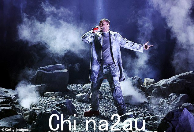 '我不知道现在谁需要这个,'他在打开他的套装时说道。 '但我在这里告诉你 ¿ 你可以做到'