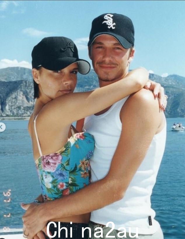这对标志性夫妇将于 7 月 4 日庆祝结婚 25 周年,这位足球运动员回顾了他第一次见到辣妹的那一刻(摄于 1997 年)