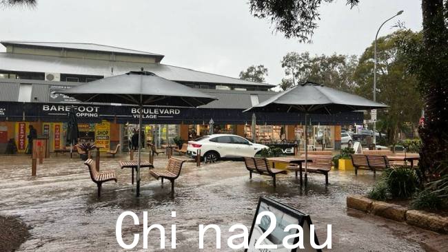 建议当地人呆在室内,避免在倾盆大雨中通勤。图片:Facebook/Pat Dedal