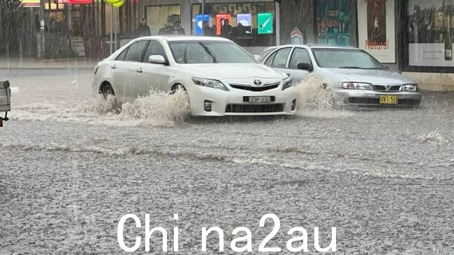 悉尼北部海滩周二被洪水淹没下午,一场倾盆大雨袭击了沿海地区。图片:Facebook/Pat Dedal