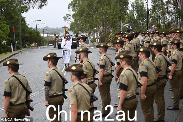 三月,士兵们在街道两旁排列,告别菲茨吉本一等兵