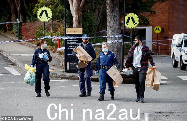 警察从现场带走了大纸袋证据
