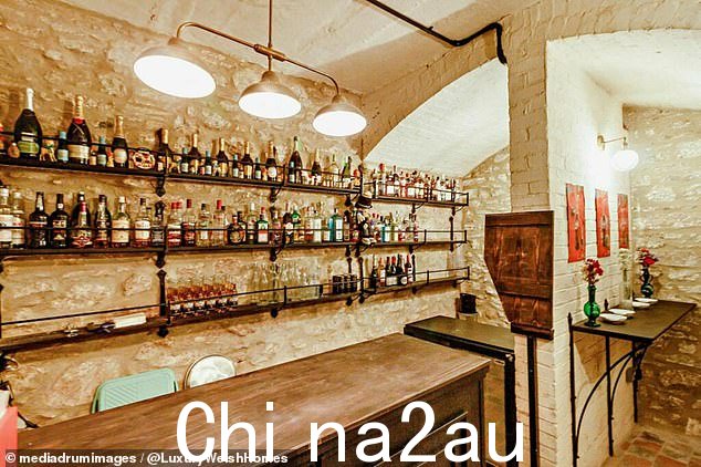 酒店的地窖酒吧,展示精选的葡萄酒和烈酒