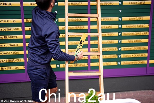 一名地勤人员从今天温网的比赛顺序中删除了安迪·穆雷的名字