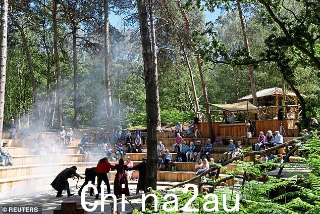 2017 年,这对夫妇搬进了石屋农场,这是萨福克海岸索思沃尔德附近的一座二级保护农舍,后来于 2021 年开设索林顿剧院