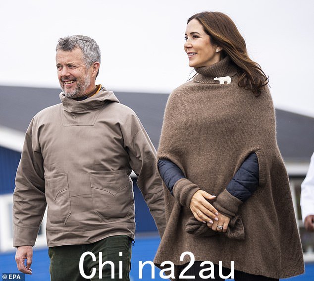 52 岁的澳大利亚女王在郊游时将她光滑的黑发卷成宽松的波浪造型