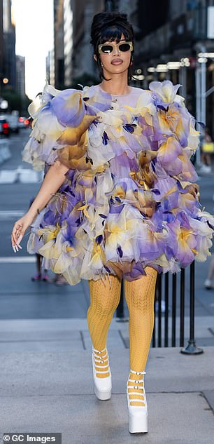 Cardi 把人行道变成了她的个人跑道
