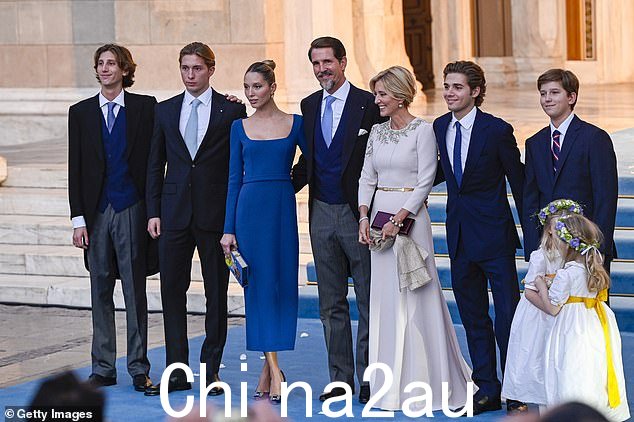 康斯坦丁王子(2021 年与家人合影)在英国上中学,并于 2022 年 5 月从乔治城大学毕业