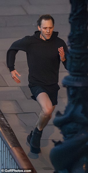 汤姆在拍摄中表现得休闲,他穿着黑色连帽衫、搭配短裤和运动鞋