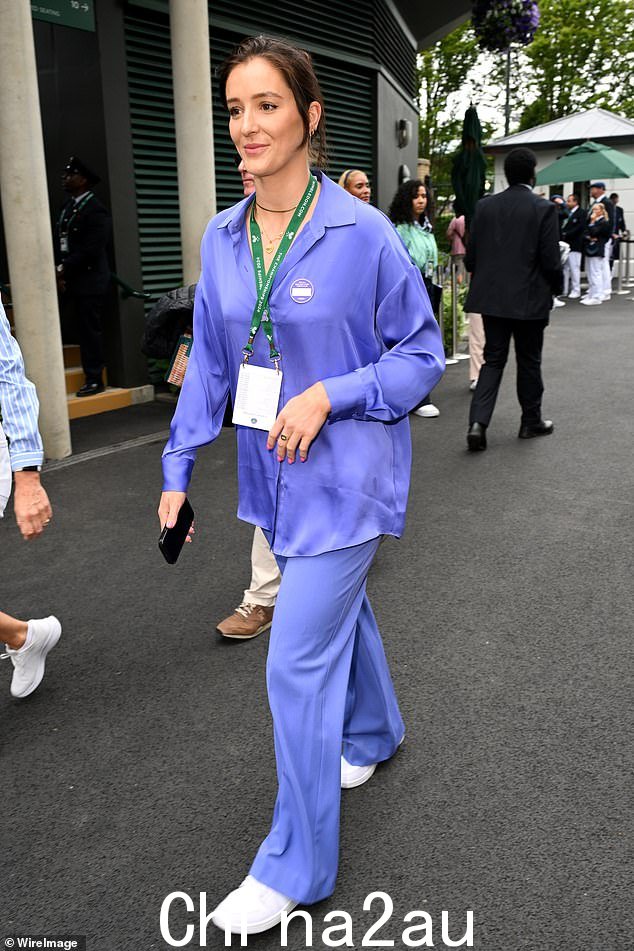 Laura Robson 穿着紫色缎面衬衫和配套喇叭裤带来了流行色彩