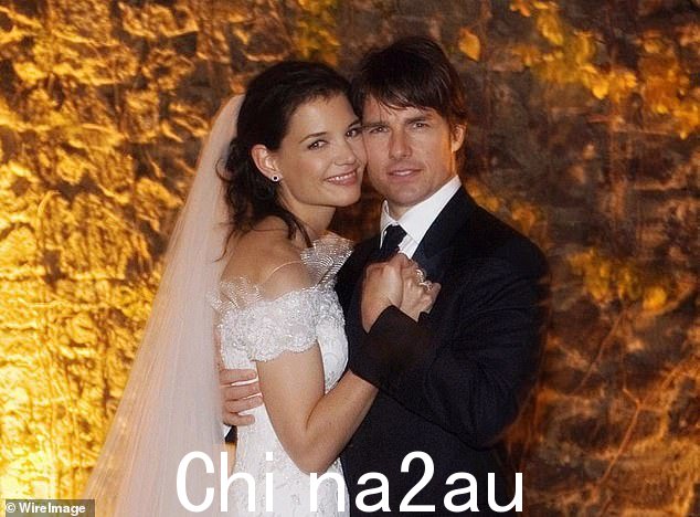 他们于 2005 年相识,很快就形影不离。 2006 年 4 月,他们迎来了女儿苏瑞 (Suri),随后在意大利金·凯瑞 (Jim Carrey) 和詹妮弗·洛佩兹 (Jennifer Lopez) 面前结婚。这对被称为 TomKat 的夫妇在 2012 年离婚前是好莱坞的大牌情侣。