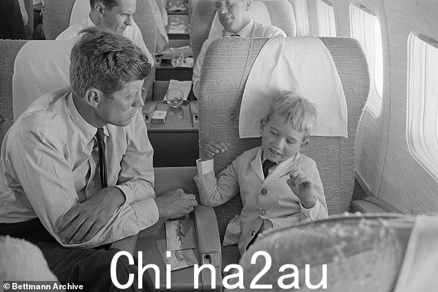 小罗伯特·F·肯尼迪 (Robert F Kennedy Jr) 照片中是一个男孩和他的叔叔约翰·F·肯尼迪 (John F Kennedy)。他作为独立候选人参加总统竞选