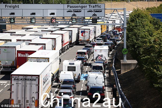 2022 年 7 月 24 日进入肯特郡福克斯通欧洲隧道终点站的车辆排队