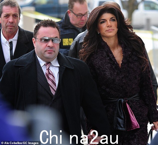 特蕾莎·朱迪斯 (Teresa Giudice) 现在相信,她被驱逐出境的前夫乔·朱迪斯 (Joe Giudice) 在他们 20 年的婚姻中确实对她不忠,并于 2020 年离婚,此前他们都因破产欺诈和共谋邮寄和电汇而被判入狱。欺诈(2014 年拍摄)