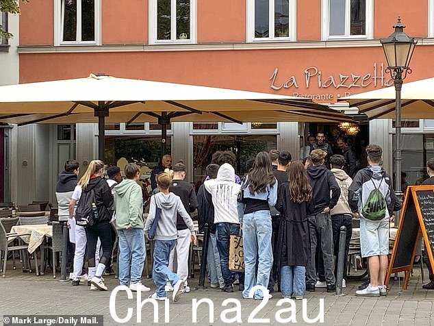 贝灵厄姆一家在餐厅外面只坐了大约 20 分钟,就被想要一睹这位著名足球运动员风采的球迷包围了