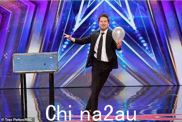 克里斯·威尔逊 (Chris Wilson),38 岁,来自安大略省多伦多,魔术师,登上舞台,但他的行为似乎只是向评委们竖起了中指