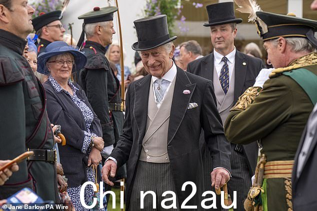 君主似乎很高兴,因为他享受了今晚的花园派对庆祝活动