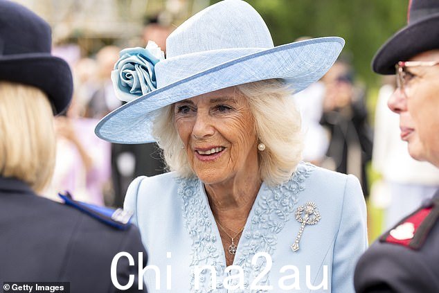 两位皇室成员都戴着相配的帽子,但女王的特色是一朵大蓝玫瑰