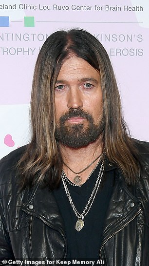 62 岁的比利·雷·赛勒斯 (Billy Ray Cyrus) 很高兴能够结束与 36 岁的分居妻子 Firerose 的婚姻,虽然他觉得离婚过程“令人烦恼”,但他专注于'过去的所有戏剧'