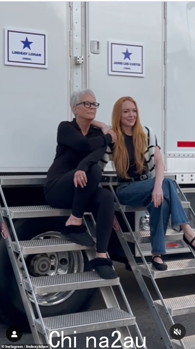 Lindsay 一直忙于与 Jamie Lee Curtis 一起拍摄《怪异星期五 2》;两人在片场看到