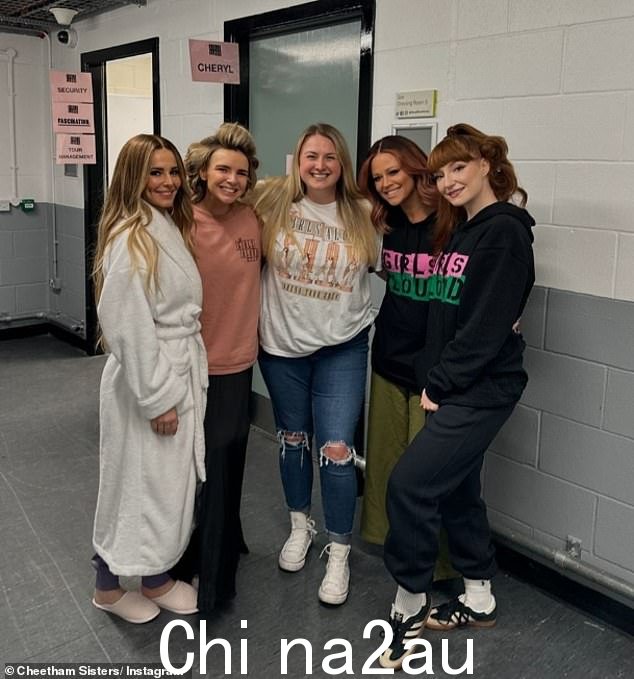 Girls Aloud 聚集在 Cheryl 的更衣室外摆姿势拍照
