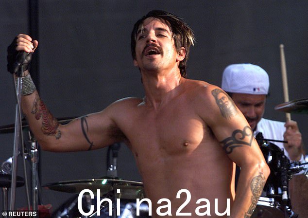 在乐队的鼎盛时期,Kiedis 经常赤裸上身表演。照片中是他 2001 年在爱尔兰的斯莱恩城堡