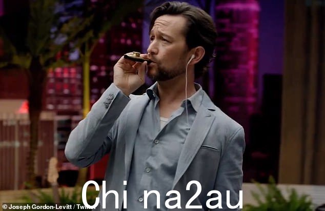 唐·乔恩 (Don Jon) 明星穿着蓝色西装,身材魁梧,还用卡祖笛和摇摇器演奏了这首曲子