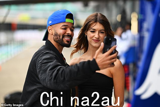 当黛西四处走动时,一名粉丝在与她合影