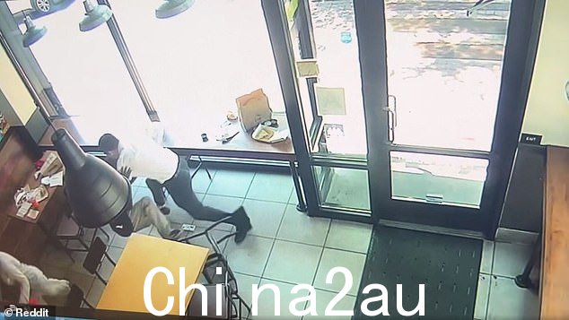凯尔用巴西柔术中的紫色腰带抵挡攻击,并用头锁住小偷并将他推倒在地