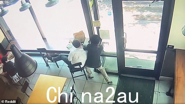 28 岁的凯尔 (Kyle) 在皇后区 Junction Blvd 的 Taco Bell 餐厅享用奶酪玉米饼时,一名小偷试图用一只手抓住他的手机,另一只手抓住门把手以便快速离开