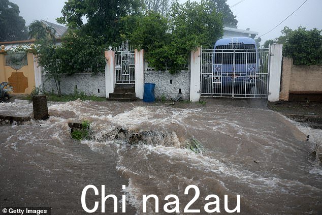 2024 年 7 月 3 日,飓风 Beryl 穿过该地区时洪水倾泻到街道上