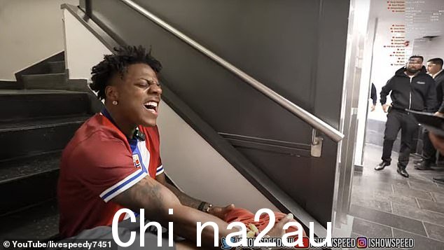 可以看到主播在等待离开活动时痛苦地扭动