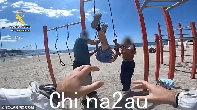 视频片段显示一名戴着遮阳帽的警察跑向克拉彻,一名女警察从后面接近他
