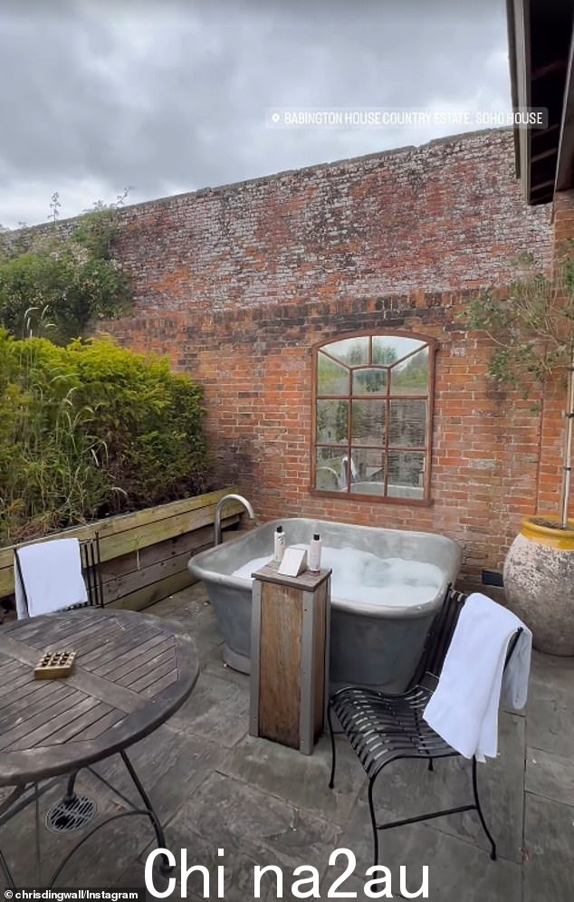 很明显,他周六在 Instagram Stories 上发布的帖子显示,他正在参观 Soho House 的 Babington House 乡村庄园,这是参加附近格拉斯顿伯里音乐节的名人的热门地点,当天早些时候,有人发现梅尔和她的男人在一起