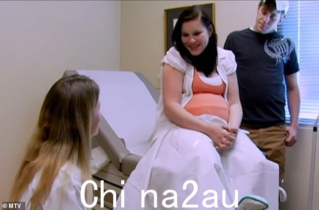 惠特尼因出演 MTV 的第 16 季和《怀孕》第 1 季而声名鹊起,与 Maci Bookout、Catelynn Lowell、Amber Portwood 和 Farrah Abraham 一起出演;剧照中可见