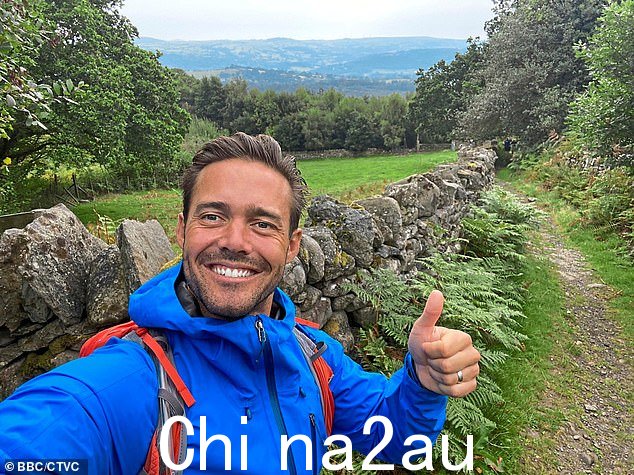 添加:'在我参加过的每场超级马拉松中,当情况变得艰难并且我处于放弃的边缘时,我会想起他,甚至与他交谈他,这对我来说感觉很好'
