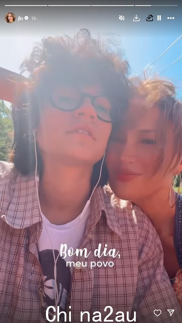 她看起来很高兴能与 Emme 共度美好时光,在阳光明媚的车程中,她把头靠在青少年的头上