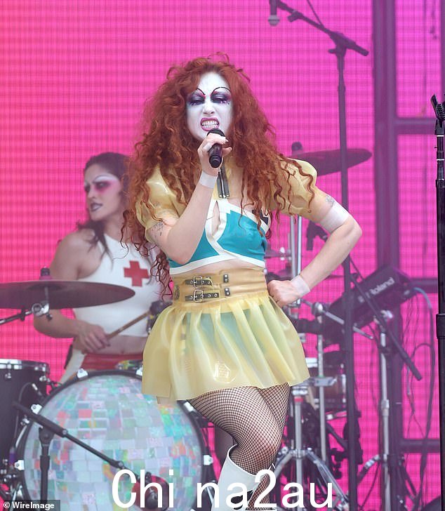 6 月 16 日星期日,她在广受欢迎的 Bonnaroo 音乐节(如图)上进行了表演,因为她原本计划在帐篷里的一个较小的舞台上表演。 在公众强烈抗议后,Chappell 被升级到室外 Which Stage,以便能够容纳她狂热的粉丝群