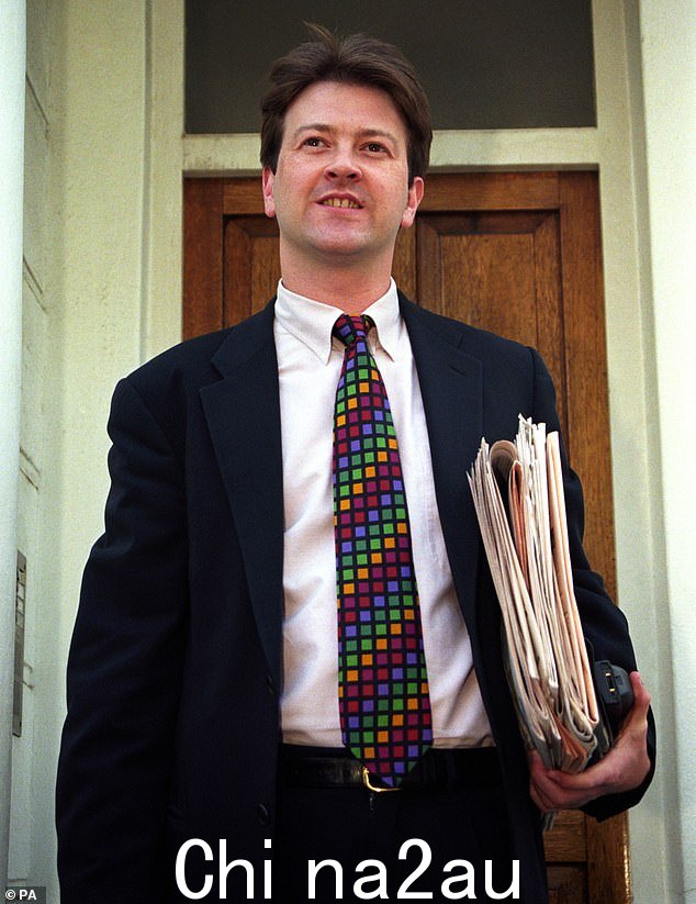 布莱尔派彼得·曼德尔森 (Blairite Peter Mandelson) 的前研究员德里克·德雷珀 (Derek Draper) 于 1996 年成为游说公司 GPC Market Access 的董事,并与利亚姆·伯恩 (Liam Byrne) 一起成立了新工党组织“进步”(Progress),利亚姆·伯恩后来成为议员。上图:1998 年的 Draper 先生