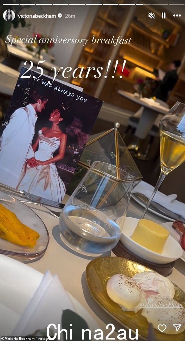 这对夫妇享用了黑色和红色鱼子酱、一盘熏鲑鱼、火腿羊角面包、五花培根和荷包蛋