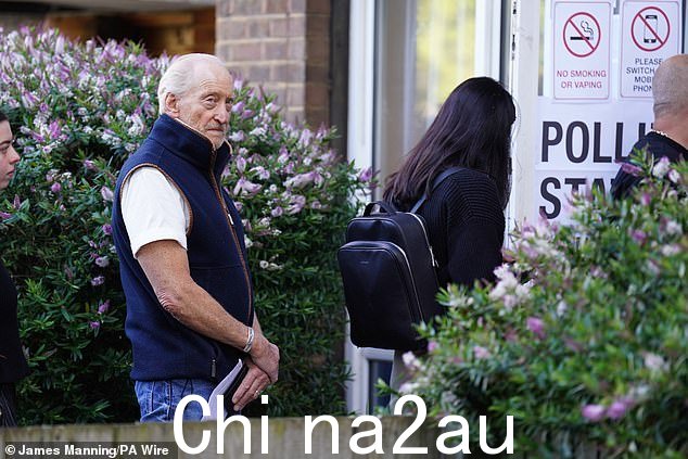 与此同时,77 岁的演员查尔斯·丹斯 (Charles Dance) 今天凌晨被发现前往伦敦投票
